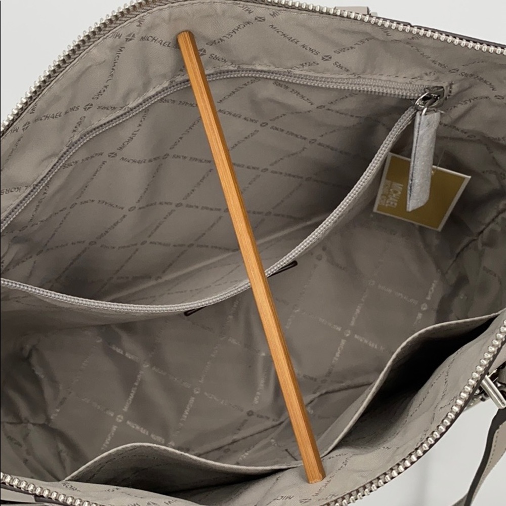 MICHAEL KORS CHARLOTTE LARGE TZ TOTE PEARL GREY - Picture 10 of 16
